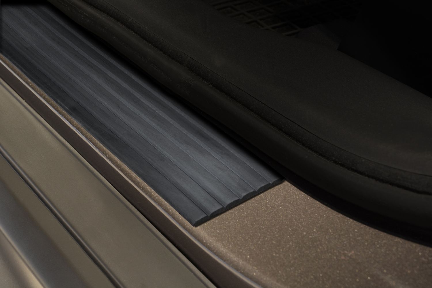 Как называется накладка на дверь автомобиля. Накладки на пороги Audi универсальные резиновые ширина 60 мм. Avisa накладки. Накладки на пороги Audi универсальные резиновые ширина 60 мм БМВ. Накладки на пороги универсальные АБС 210см.